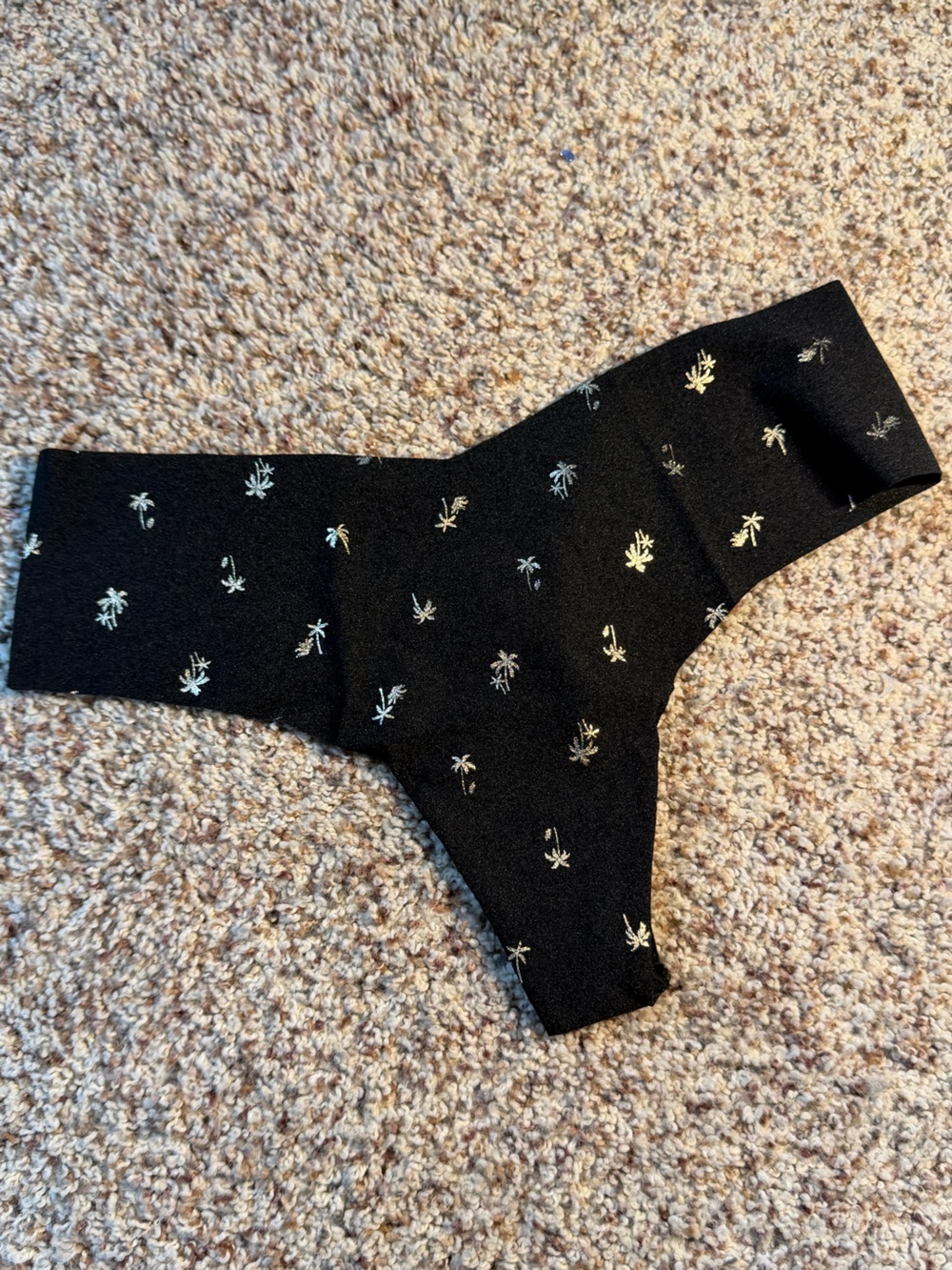 Victoria's Secret Black Seamless Thong with Metallic Palm Details Size S NWT